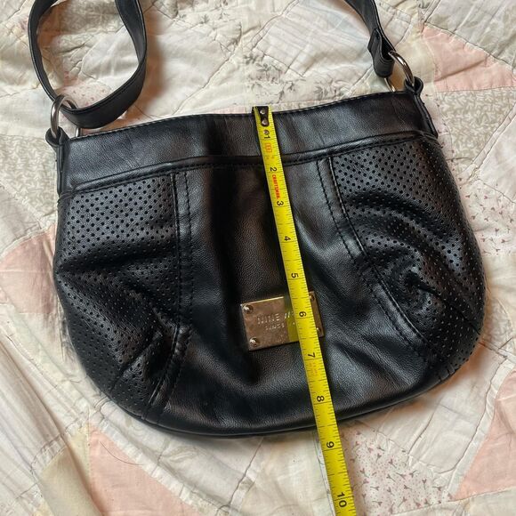 vintage nine west black perforated leather shoulder bag. - Picture 7 of 8
